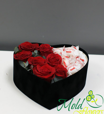 Inima de catifea neagra cu trandafiri rosii si ciocolate ,,For You'' foto 394x433